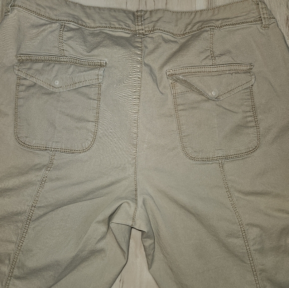 Time and Tru Beige Cargo Capri Pants Womens 12 Stretch Utility Casual Travel - Picture 8 of 10